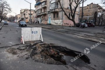 В Одессе часть асфальта ушла под землю