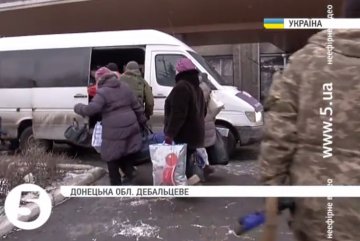 Под обстрелами продолжают эвакуировать мирных жителей из Донбасса