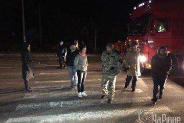 Родные военных, находящихся под Дебальцево, заблокировали трассу "Киев-Чоп"