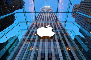 Компанию Apple обвиняют в переманивании сотрудников