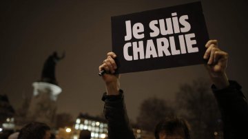 Неизвестные вандалы осквернили мемориал в память жертв теракта в Париже