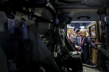 Украинский президент на самой большой выставке вооружения в мире (ФОТО)
