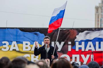 Сотни россиян несут цветы на место гибели Немцова