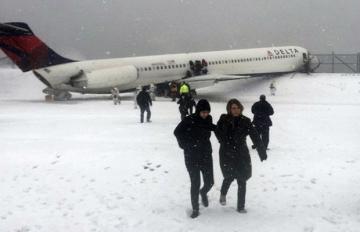 В результате аварии авиалайнера Delta пострадало 24 пассажира (ВИДЕО)
