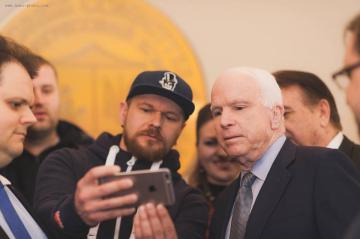 Сенаторы США получили "майдановские" каски (ФОТО)