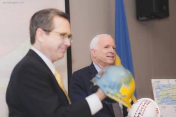 Сенаторы США получили "майдановские" каски (ФОТО)