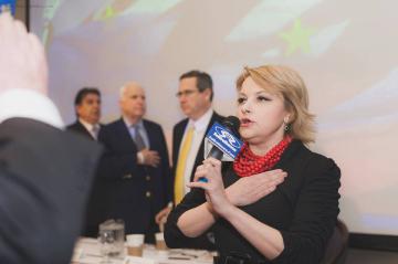 Сенаторы США получили "майдановские" каски (ФОТО)