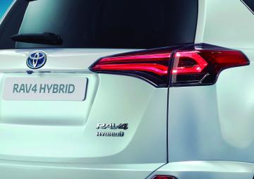 Toyota представляет гибридную версию RAV4
