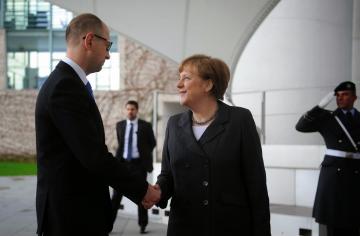 Яценюк рассказал Меркель, что нужно украинской экономике