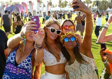 Музыкальный фестиваль в Калифорнии привлекает всё больше и больше знаменитостей (ФОТО)