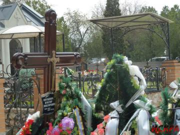 На могиле Януковича-младшего появилась табличка с именем (ФОТО)
