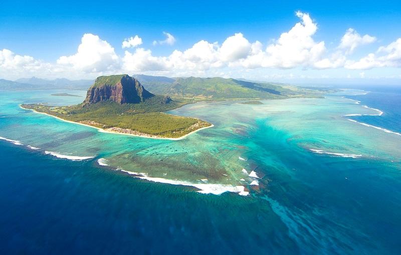 Природная аномалия, или иллюзия подводного водопада Маврикий (ФОТО) 