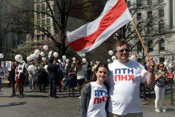 Белорусы вышли на улицы Нью-Йорка в антипутинских майках (ФОТО)