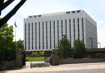 Российское посольство в США "приукрасили" колючей проволокой (ФОТО)