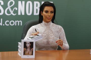 Selfish: Ким Кардашьян выпустила сборник селфи