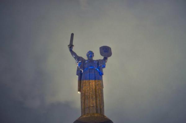 Родину - Мать украсили венками из маков (ВИДЕО)
