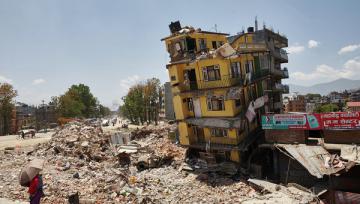 Количество жертв землетрясения в Непале продолжает расти 