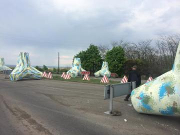 На Мариупольской трассе установлены тетраподы