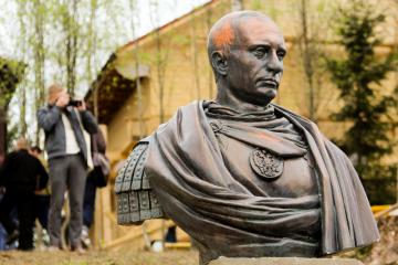 Под Петербургом казаки поставили памятник Путину в образе римского императора (ФОТО) 