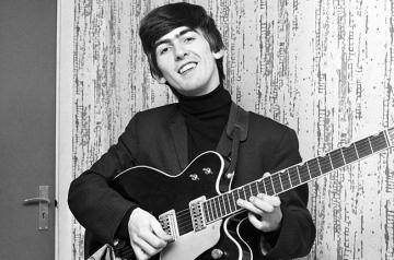 Гитара участника The Beatles стала самым дорогим лотом на аукционе в Нью-Йорке
