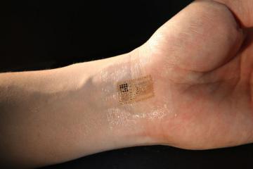 Американский ученый изобрел “электронную кожу”