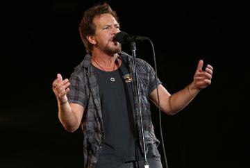 Фронтмен Pearl Jam спел на предпоследнем выпуске знаменитого “Позднего шоу с Дэвидом Леттерманом” (ВИДЕО)
