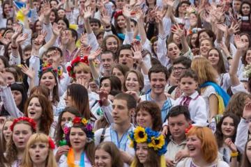 Более 200 человек прошлись в вышиванках по Харькову