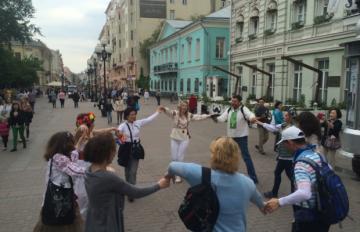 В Москве прошел флеш-моб в вышиванках (ФОТО)