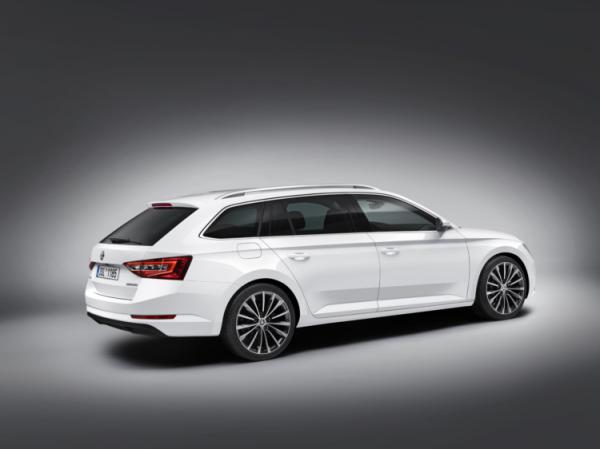 Skoda представила Superb в кузове универсал (ФОТО)