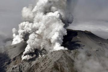 Внезапное извержение вулкана в Японии, проводится срочная эвакуация (ВИДЕО)