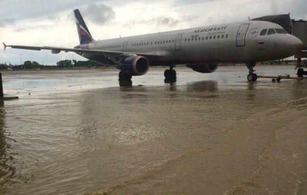 Международный аэропорт в Сочи закрыт из-за наводнения (ВИДЕО)