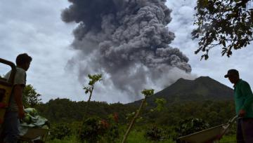 В Индонезии снова проснулся вулкан Синабунг