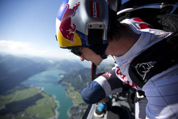 Участники команды Red Bull Skydive отметились очередным сумасшедшим трюком (ВИДЕО)