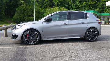 Неизвестные выложили в сеть снимки нового “заряженного” хэтчбека Peugeot (ФОТО)