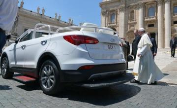 Скромно и со вкусом: глава католической церкви пересел на автомобиль Hyundai (ФОТО)