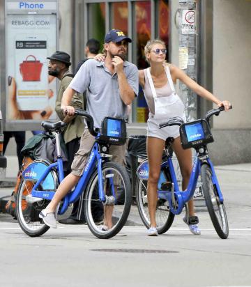 Леонардо Ди Каприо устроил велопрогулку новой возлюбленной (ФОТО)