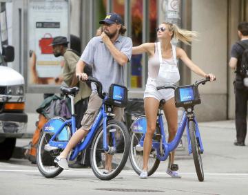 Леонардо Ди Каприо устроил велопрогулку новой возлюбленной (ФОТО)