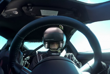 Захватывающий дрифт. Автогонщик испытал за рулем шлем виртуальной реальности (ВИДЕО)