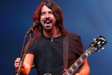 Храбрый лидер группы Foo Fighters отыграл концерт, несмотря на серьезную травму (ВИДЕО)