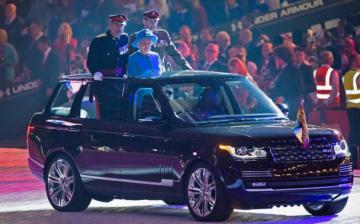 Автопарк Королевы Великобритании пополнил гибридный внедорожник Land Rover (ФОТО)