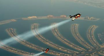 Любители экстрима: двое пилотов облетели Дубаи на реактивных ранцах (ВИДЕО)