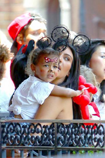 Ким Кардашьян отметила день рождение дочери в Disneyland (ФОТО)