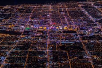 Город грехов в пустыне: ночной Лас-Вегас с высоты птичьего полета (ФОТО)