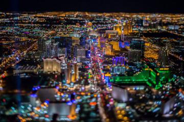 Город грехов в пустыне: ночной Лас-Вегас с высоты птичьего полета (ФОТО)