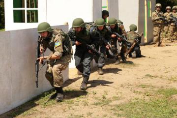 Американские военные проводят учение совместно с украинскими военными на полигоне «Яворов» (ФОТО)