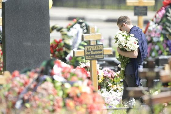 Дмитрий Шепелев посетил могилу Жанны Фриске в день ее рождения (ФОТО)