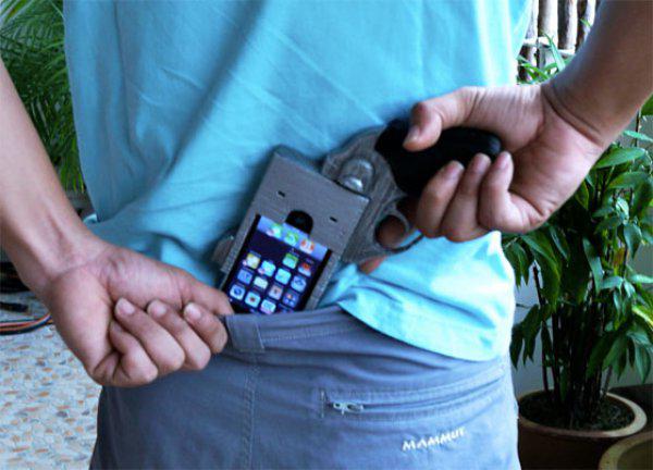 Чехлы на iPhone в виде пистолета. Покупать нельзя (ФОТО)