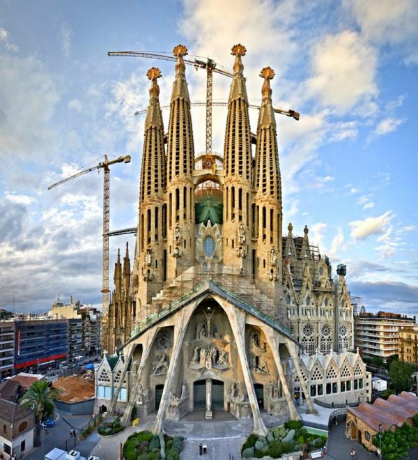Храм Святого Семейства в Барселоне - самый удивительный долгострой (ВИДЕО)