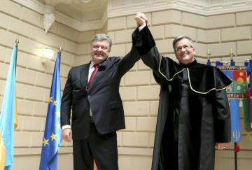 Порошенко наградил Коморовского (ФОТО)