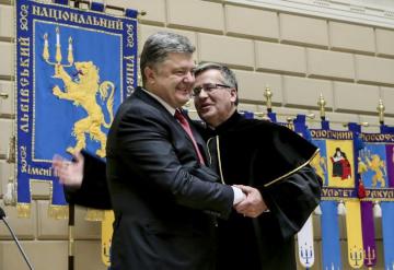 Порошенко наградил Коморовского (ФОТО)